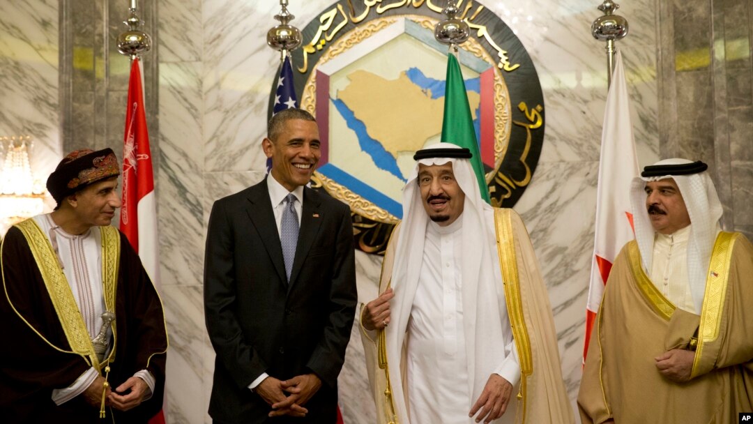 Dari kiri: Wakil PM Oman Fahd bin Mahmoud al-Said, Raja Saudi Arabia Salman, Presiden AS Barack Obama dan Raja Bahrain Hamad bin Isa al Khalifa berbincang pada KTT Negara-negara Teluk di Riyadh, Saudi Arabia, Kamis (21/4).