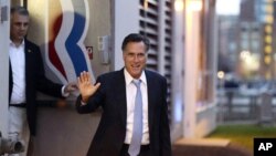 El candidato republicano Mitt Romney sale de su cuartel de campaña en Boston, el domingo 30 de septiembre.