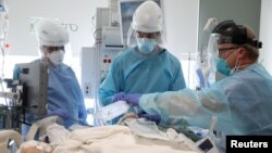 ARHIVA - Lekari pružaju pomoć pacijentu obolelom od Kovida 19 na odeljenju intenzivne nege u bolnici u Kaliforniji (Rojters/Lucy Nicholson)