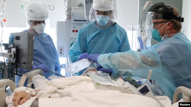 Bệnh nhân COVID-19 đang được chăm sóc tại Bệnh viện Providence Mission ở Mission Viejo, bang California, Hoa Kỳ.