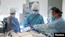 ARHIVA - Dr. Den Pontičelo i dr. Gabriel Gomez intubiraju pacijenta sa koronavirusom u bolnici Providens u mestu Mišn Vijeho u Kaliforniji, 8. januara 2021.