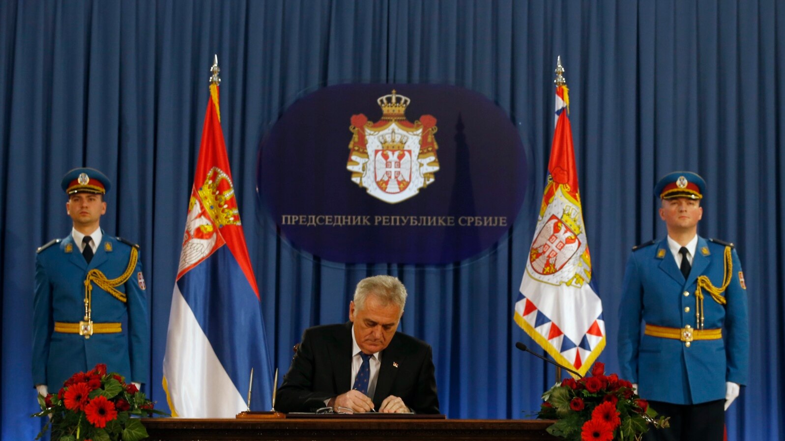 Predsednik Srbije Tomislav Nikolić potpisuje ukaz o raspuštanju parlamenta