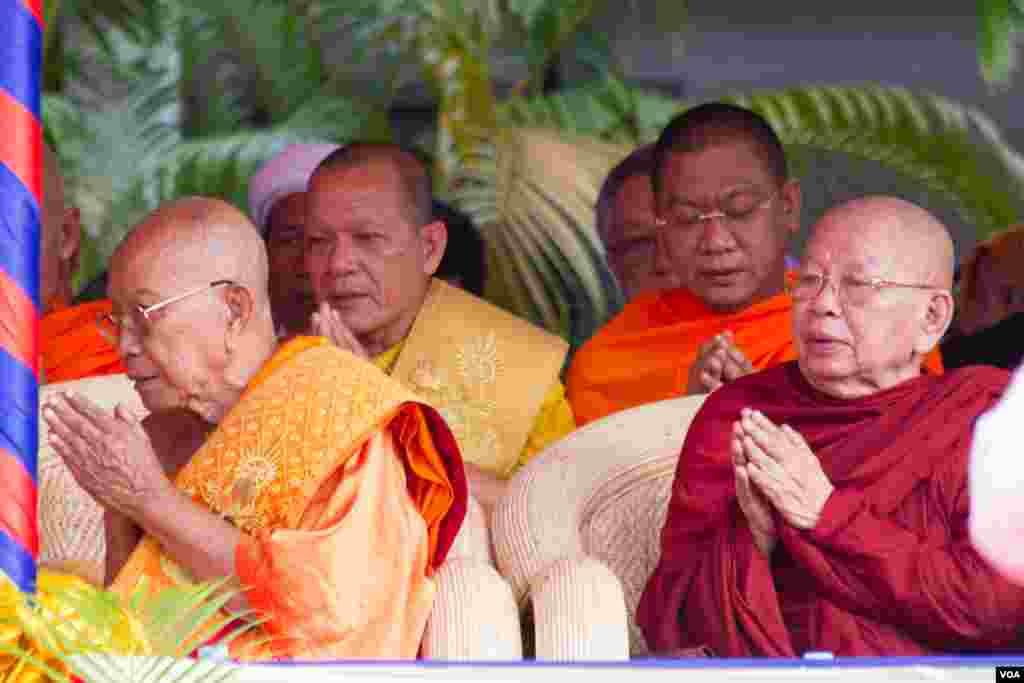 គណបក្សប្រជាជនកម្ពុជា បានប្រារព្ធពិធីរំឭកខួបថ្ងៃ៧ មករា លើកទី៣៨ នៅឯទីស្នាក់ការគណបក្សប្រជាជនកម្ពុជា ក្នុងរាជធានីភ្នំពេញ កាលពីថ្ងៃទី៧ ខែមករា ឆ្នាំ២០១៧។ (ហ៊ាន សុជាតា/ VOA)