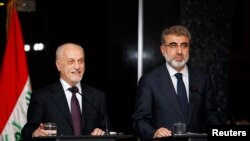 Iraq's Deputy Prime Minister for Energy Hussain al-Shahristani, left, and Turkey's Energy Minister Taner Yildiz, Baghdad, Dec. 1, 2013.