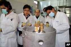 지난 2014년 1월 국제원자력기구(IAEA) 사찰단이 이란 나탄즈 핵시설을 점검하고 있다. (자료사진)