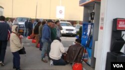 排隊等候加油的民眾