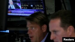 Traders work on the floor of the New York Stock Exchange (NYSE) in New York City, June 27, 2016. 