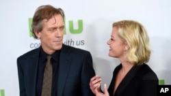 Hugh Laurie y Gretchen Mol, actores de la serie original "Chance", que Hulu estrenará en septiembre como parte de su nueva programación.