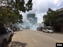 Riot police used tear gas to disperse small groups of protesters in Nairobi, May 23, 2016. (Jill Craig/VOA)