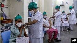 Para nakes di India disuntik vaksin COVID-19 dosis ketiga di pusat vaksinasi di Mumbai, India, 10 Januari 2022. 