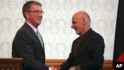 Le chef du Pentagone, Ash Carter (à g.), salue le président afghan Ashraf Ghani à Kaboul (9 déc. 2016)