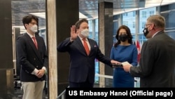 Đại sứ Mỹ tại Việt Nam Marc Knapper tuyên thệ nhậm chức tại Bộ Ngoại giao Mỹ, tháng 1/2022.
