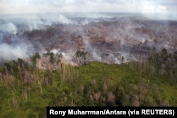 Tampak udara kebakaran hutan yang terjadi di dekat desa Bokor, Kabupaten Kepulauan Meranti, Provinsi Riau, 15 Maret 2016. (Foto: Rony Muharrman/Antara Foto via REUTERS)