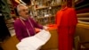 Le pape étoffe ses cardinaux, Raniero leur taille des soutanes