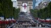 Binh lính đứng chờ gần Khải Hoàn Môn ở Paris, Pháp, trước khi tham dự cuộc diễu hành quân sự hàng năm nhân Ngày Bastille, ngày quốc khánh của Pháp, trên đại lộ Champs-Élysées.