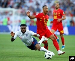 El inglés Danny Rose, izquierda, choca con el belga Yannick Carrasco durante el partido del grupo G entre Inglaterra y Bélgica en la Copa Mundial de fútbol 2018 en el Estadio Kaliningrado en Kaliningrado, Rusia, el jueves 28 de junio de 2018. (AP Photo / Hassan Ammar)