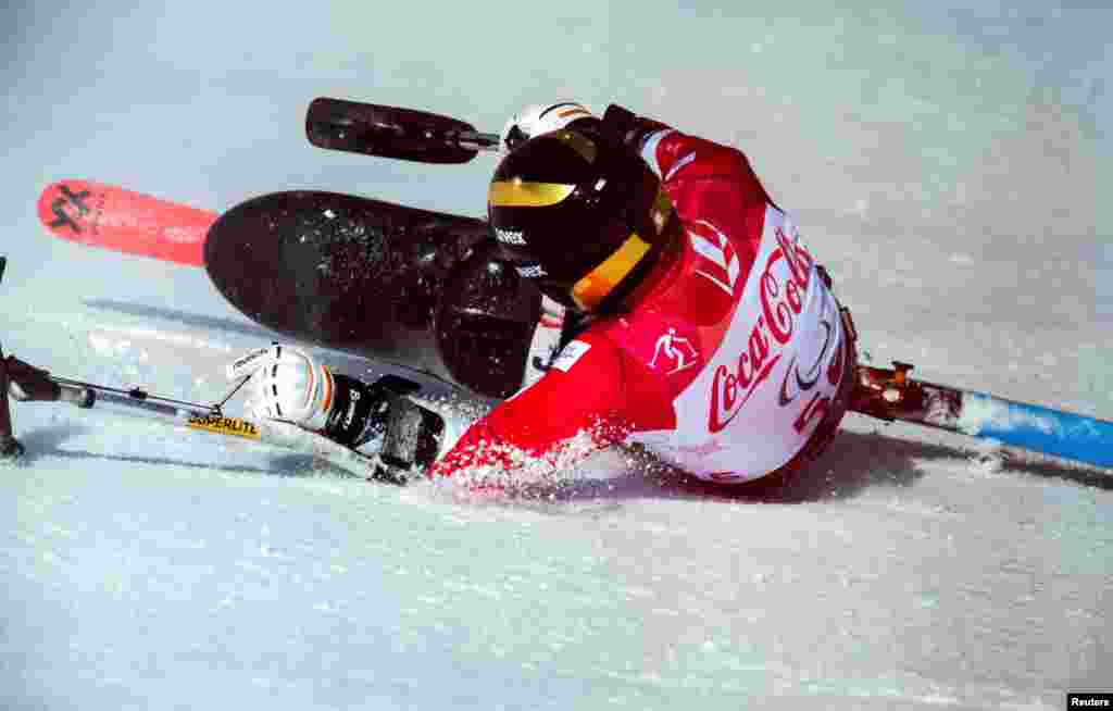 Kenji Natsume dari Jepang terjatuh dalam nomor Ski Alpine Pria Gaya Duduk di Jeongseon Alpine Centre di Paralimpiade Musim Dingin, PyeongChang, Korea Selatan, 10 Maret 2018.