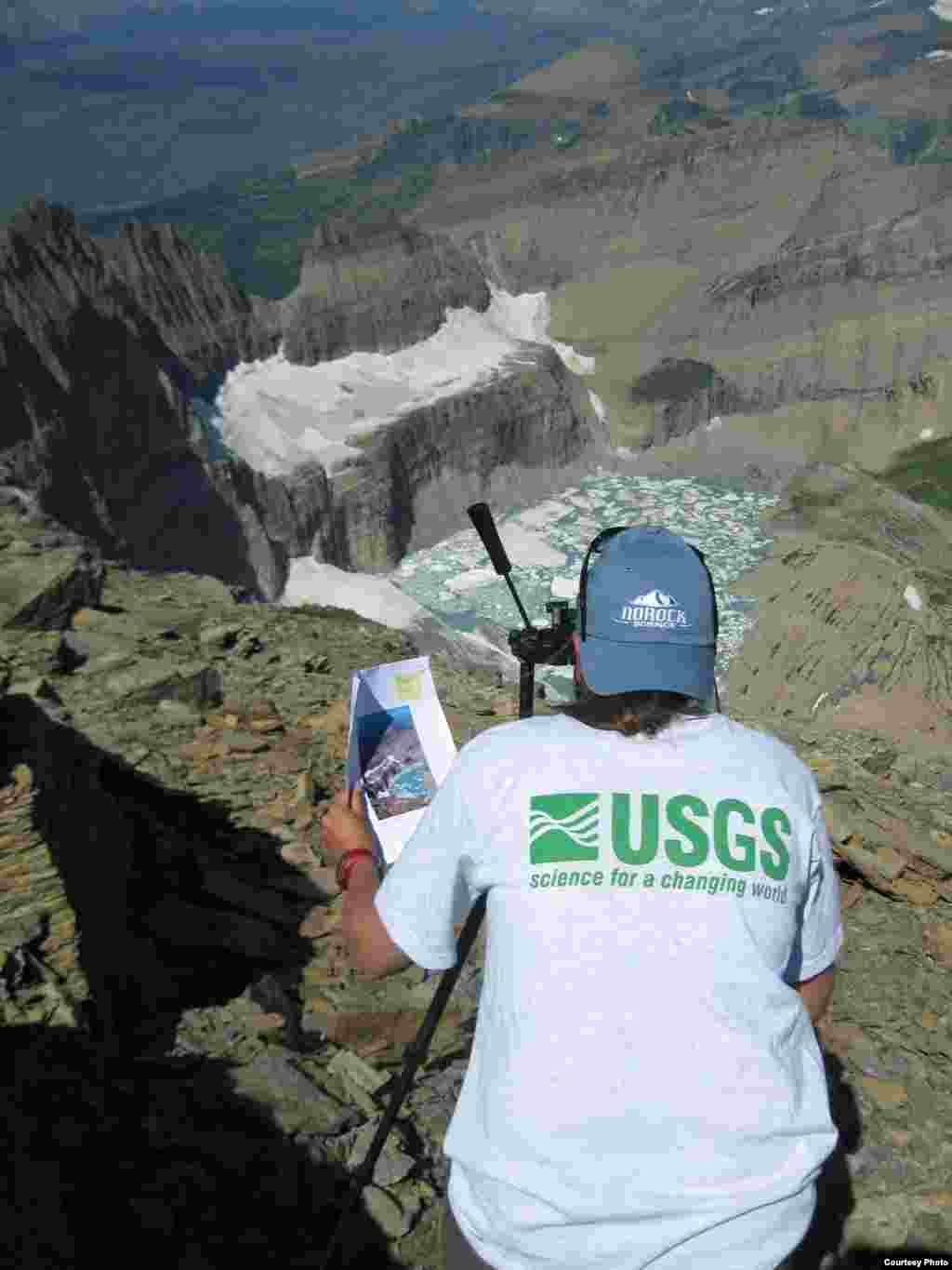 Seorang ilmuwan dari lembaga survei geologi AS (USGS) memotret Gletser Grinnell di Taman Nasional Gletser untuk menggambarkan penciutan gletser akibat perubahan iklim. (Lisa McKeon, Northern Rocky Mountain Science Center) 