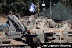 Kendaraan lapis baja Israel, di tengah permusuhan yang terjadi antara Hizbullah dan Israel, 30 September 2024. (Photo: Jim Urquhart/REUTERS)