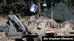 Kendaraan lapis baja Israel, di tengah permusuhan yang terjadi antara Hizbullah dan Israel, 30 September 2024. (Photo: Jim Urquhart/REUTERS)