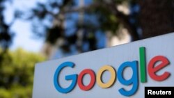 آرم گوگل در ورودی یکی از مجتمع های اداری این شرکت در شهر ارواین در ایالت کالیفرنیا.