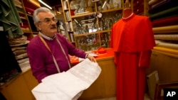 Le tailleur Raniero Mancinelli montre un échantillon de matériel de son atelier à Vatican, Rome, 13 février 2014.