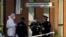 La policía permanece fuera de la Iglesia Metodista Belfair en Eastwood Road North, donde el legislador conservador británico David Amess murió después de ser apuñalado en una cirugía de circunscripción, en Leigh-on-Sea, Essex, Inglaterra, el viernes 15 de octubre de 2021.