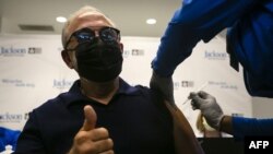 El productor musical Emilio Estefan se administró la vacuna contra el coronavirus en Miami, el 30 de diciembre de 2020. [Foto: AFP]