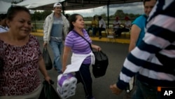 Des dizaines de milliers de Vénézuéliens traversent la frontière pour aller en Colombie s’approvisionner en nourriture et en médicaments, le dimanche 17 Juillet 2016. C’est le deuxième week-end d'affilée depuis que le gouvernement du Venezuela a ouvert la frontière longtemps fermé, reliant le Venezuela à la Colombie. (AP Photo / Ariana Cubillos)