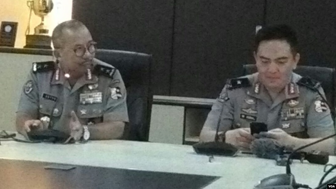 Kadiv Humas Mabes Polri Inspektur Jenderal Setyo Wasisto dan Karopenmas Humas Polri Brigadir Jenderal Muhamad Iqbal di Mako Brimob Kamis 10 Mei 2018. (Foto VOA/Andylala)