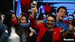 洪都拉斯反对派候选人卡斯特罗(Xiomara Castro，着红夹克衫）庆祝初步点票结果（路透社2021年11月28日）