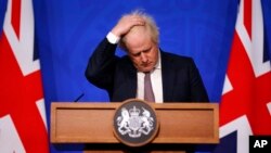 Perdana Menteri Inggris Boris Johnson memberikan keterangan kepada media mengenai varian baru COVID-19 di London (27/11). 