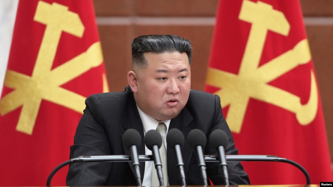 Severnokorejski lider Kim Džong Un prisustvuje Šestom proširenom plenarnom zasedanju 8. Centralnog komiteta stranke, 27. decembra 2022, na fotografiji koju je objavila državna Centralna novinska agencija.