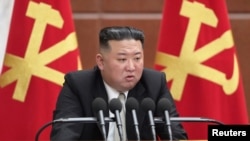 김정은 북한 국무위원장이 지난달 27일 열린 노동당 중앙위원회 전원회의에서 발언하고 있다.