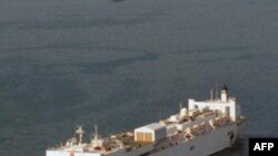 美国海军医院舰艇“抚慰号”停靠在太子港外