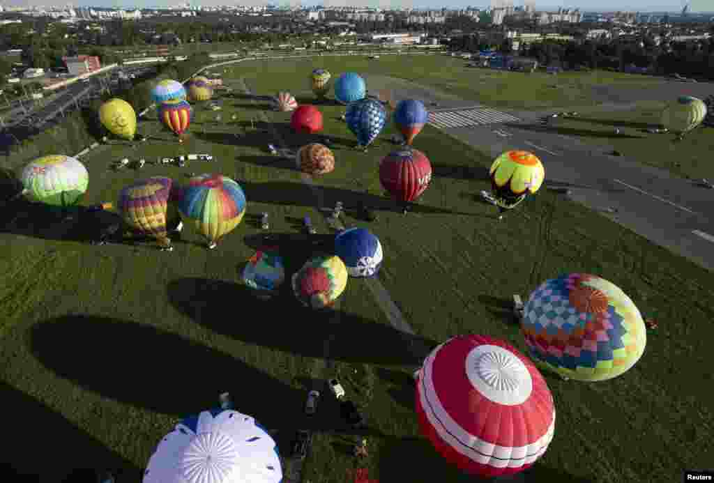 Balon udara terlihat di acara &quot;Cup Hot Air&quot; dalam festival Olahraga Udara yang berjudul &quot;70 Years of Peaceful Sky&quot; di Minsk, Belarus, 18 Juli 2015.