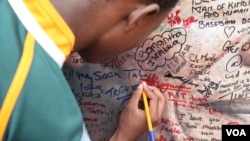 South Africans Pay Tribute to Nelson Mandela