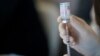 ARHIVA - Lekar priprema dozu Modernine vakcine protiv kovida 19 u Los Anđelesu, 29. marta 2021. (Foto: AP/Gerald Herbert)