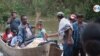 Pobladores de Bilwi tratan de cruzar un río crecido en la Costa Caribe de Nicaragua. [Foto archivo/Houston Castillo, VOA]