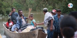 Pobladores de Bilwi tratan de cruzar un río crecido en la Costa Caribe de Nicaragua. Foto archivo Houston Castillo, VOA.