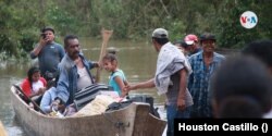Pobladores de Bilwi tratan de cruzar un río crecido en la Costa Caribe de Nicaragua. Foto archivo Houston Castillo, VOA.