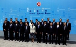 香港特首林郑月娥与香港政府的高官们合影。（2020年6月21日）
