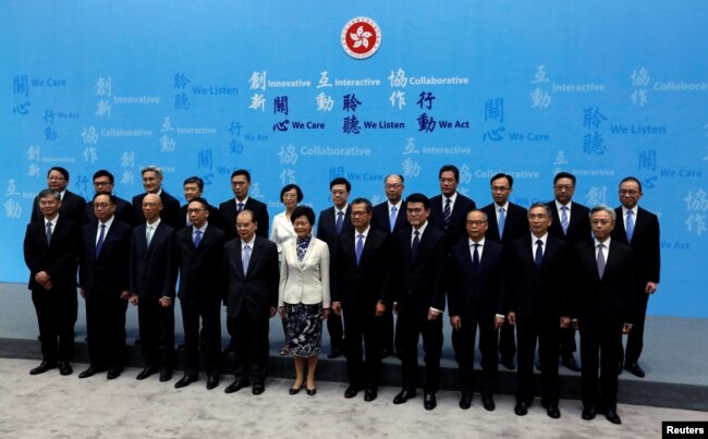 香港特首林郑月娥与香港政府的高官们合影。(2020年6月21日)