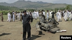 Giới chức an ninh và cư dân Pakistan tại hiện trường vụ tấn công bằng bom ở quận Lower Dir, ngày 16/9/2012
