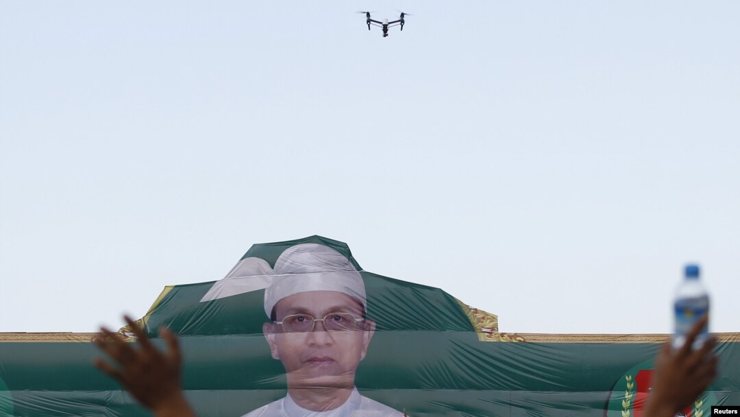 Hình ảnh của Tổng thống Myanmar Thein Sein trong cuộc mít tinh vận động bầu cử ở Yangon, 6/11/2015.