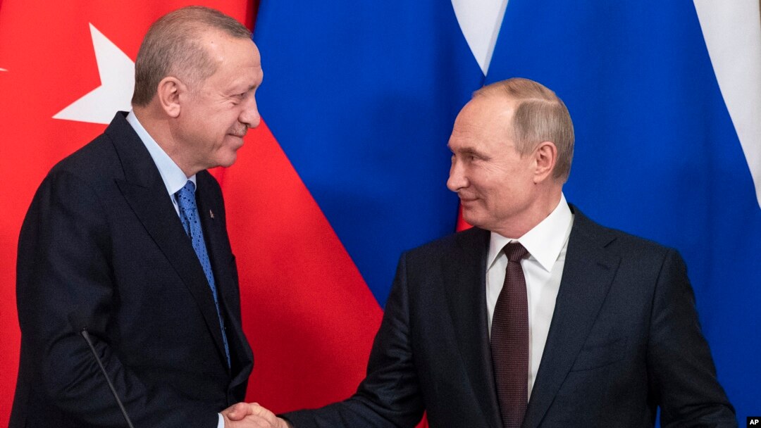 Shugabbanin Rasha da na Turkiyya kenan yayin da suke gaisawa ranar 5 ga watan Maris, 2020.
