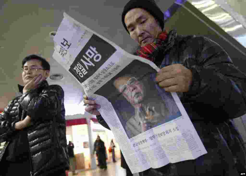 Người Nam Triều Tiên đọc phụ trang đặc biệt của tờ báo ở Seoul nói về cái chết của Kim Jong Il, 19 tháng 12.