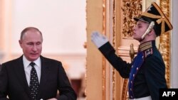 Le président russe Vladimir Poutine avant une réunion du Conseil d'Etat au Kremlin à Moscou le 27 décembre 2017. 