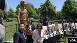 佩洛西与人权组织“公民力量”创办人杨建利一同为“坦克人”雕像揭幕。（美国之音李逸华拍摄）