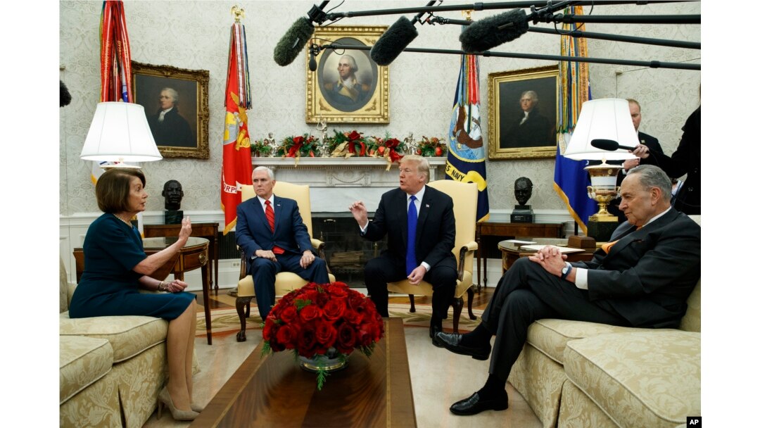 Ketua DPR AS Nancy Pelosi, Wakil Presiden Mike Pence, Presiden Donald Trump, dan Pemimpin Minoritas Senat Chuck Schumer, bertemu di Ruang Oval, Gedung Putih, 11 Desember 2018.